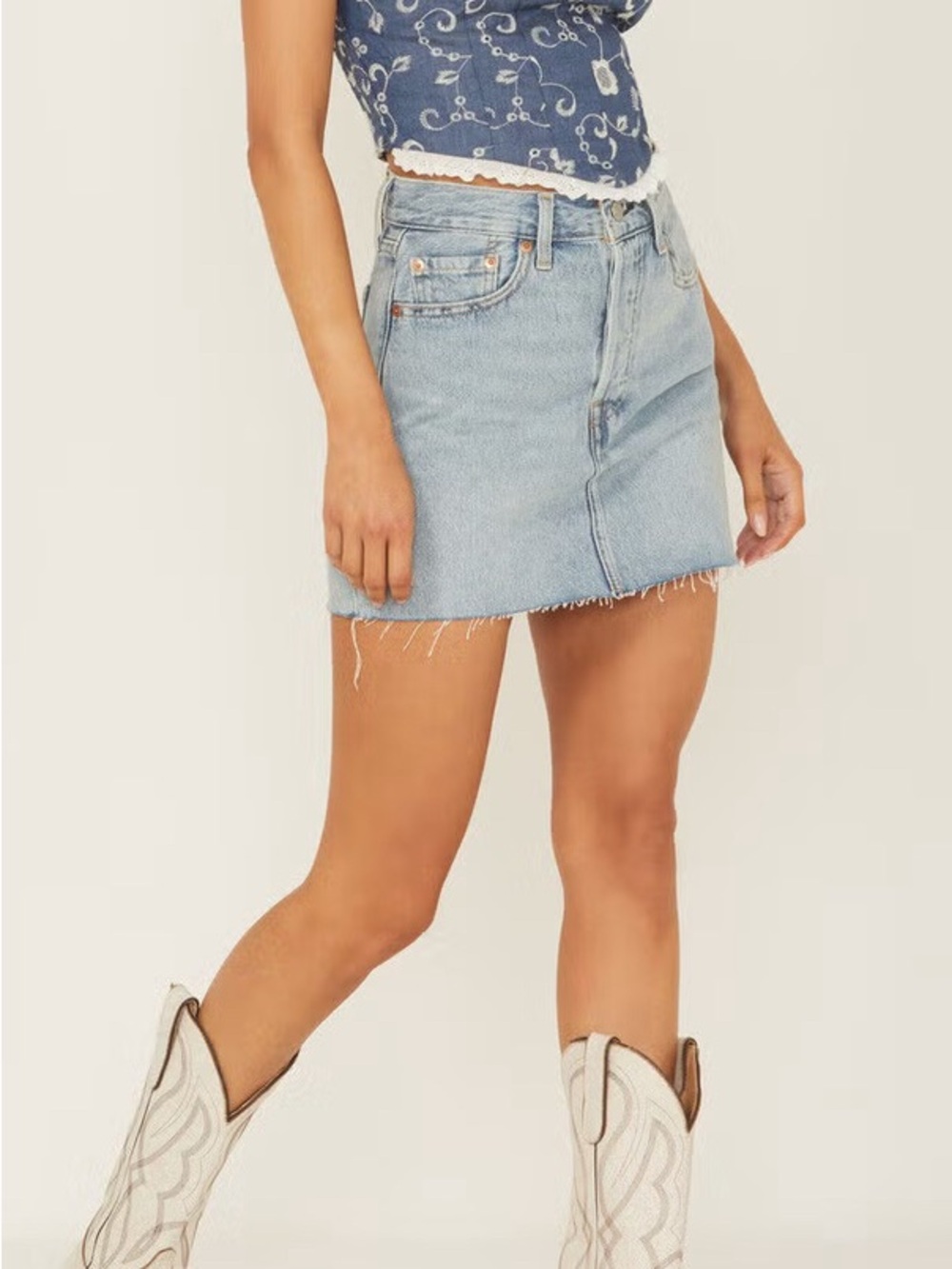 Levi’s Icon Denim Mini Skirt Light Wash Raw Hem High Rise Size 29 Y2K
